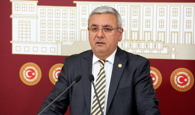 Mehmet Metiner canlı yayında kendi şiirini okudu VİDEO
