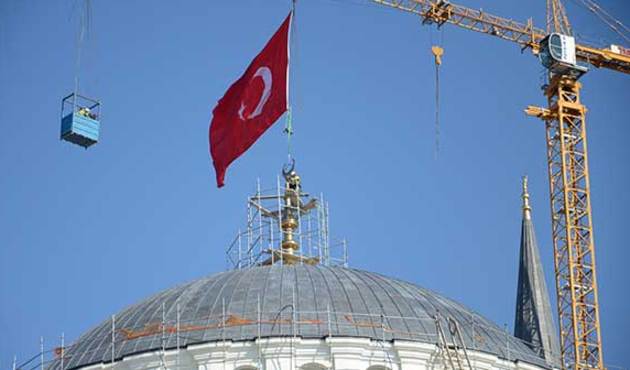 Çamlıca Camii kubbesine dünyanın en büyük alemi takıldı VİDEO