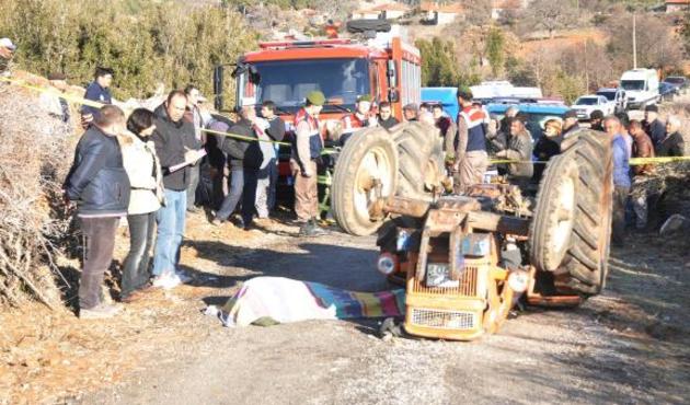 Devrilen traktörün altında kalan çift feci şekilde can verdi