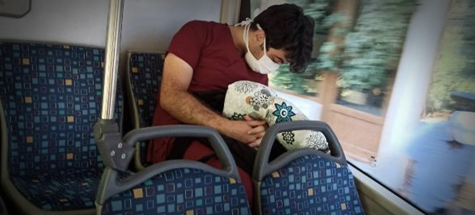 Sağlık çalışanı, yorgunluk nedeniyle uykuya yenik düştü!