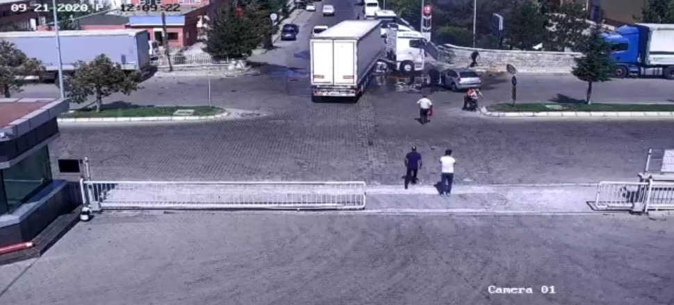 Büyük bir hızla TIR'a çarptı