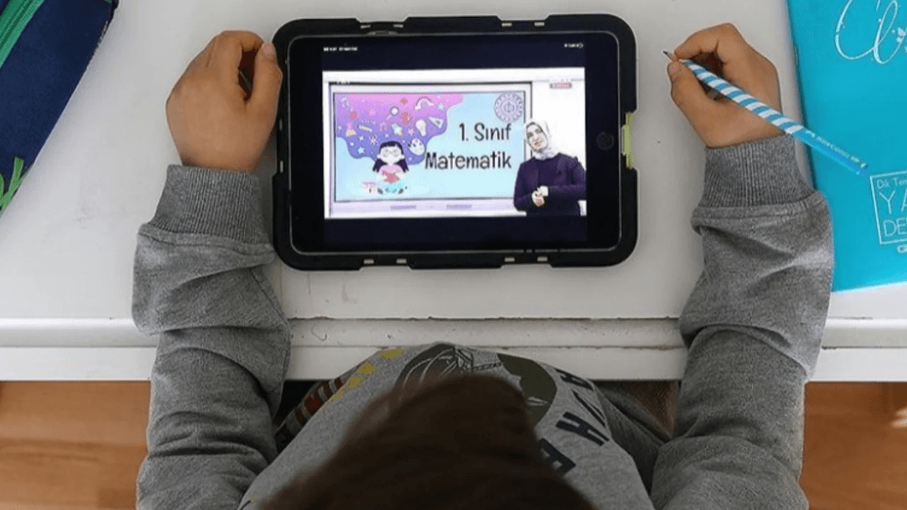 AK Parti'den öğrencilere tablet desteği