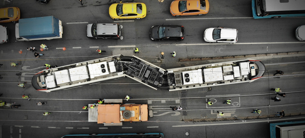 Laleli’de tramvay ile tur otobüsü çarpıştı!