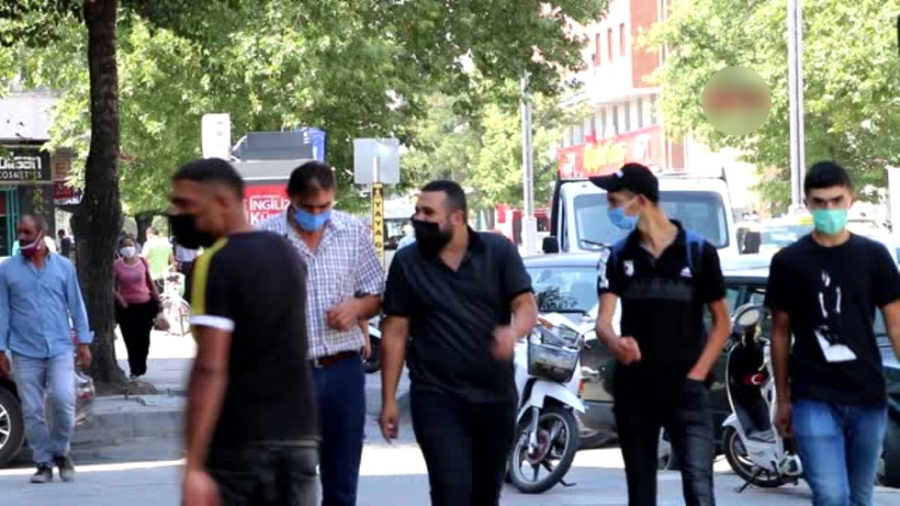 Bir il daha yürürken sigara içmeyi yasakladı