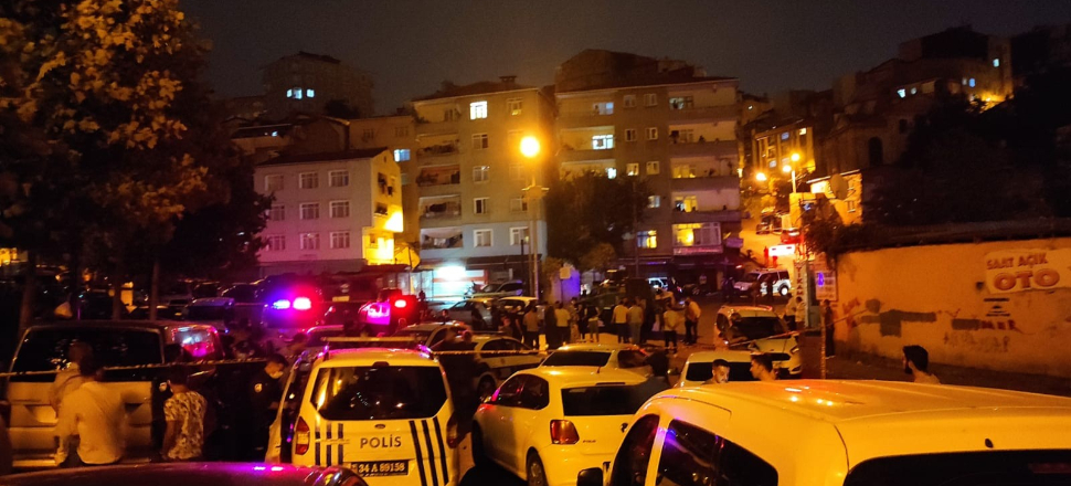 Polis ekiplerine balkondan ateş açtı!