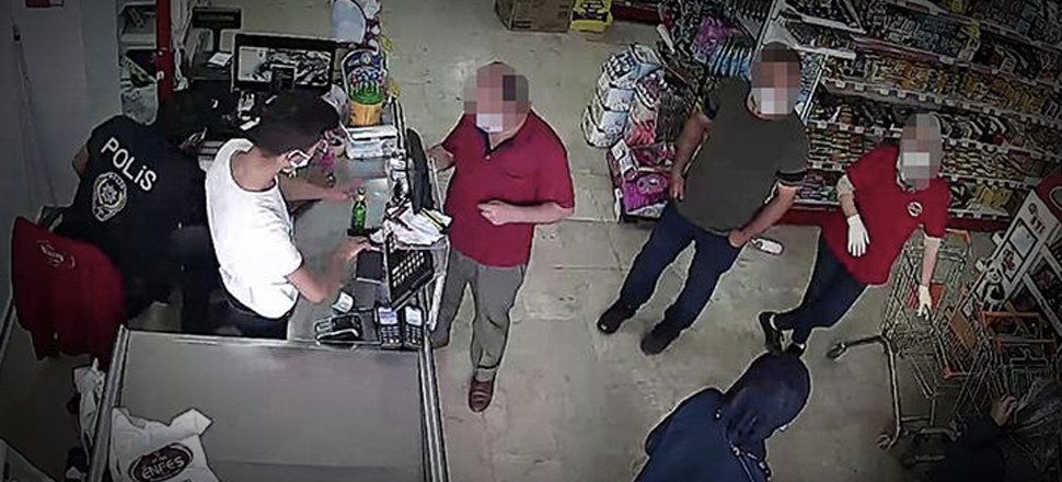 Kasiyer alışveriş yapan kişiyi gördü, polisi aradı!