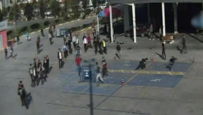 Lise bahçesinde bıçaklı dehşet! Bıçağı çekip birbirlerine girdiler...