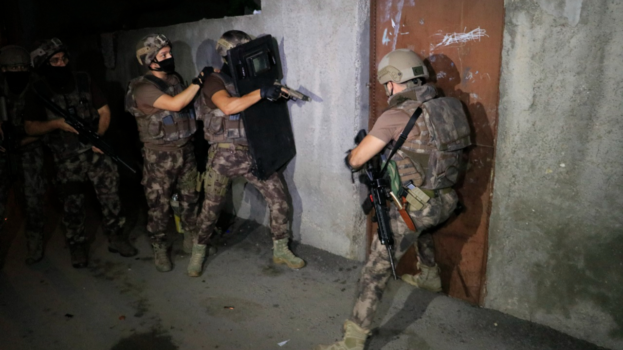 Şafak vakti 22 adrese baskın