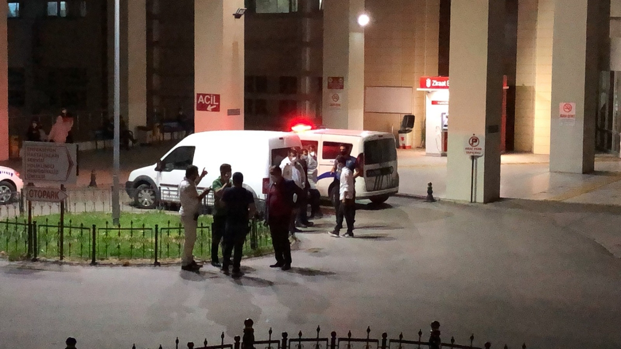 Hamile eşini darbeden kadın ve kocasını vurdu