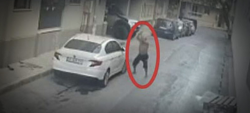 Evinin önüne park eden aracın üzerine saksı atıp, sopayla defalarca vurdu!
