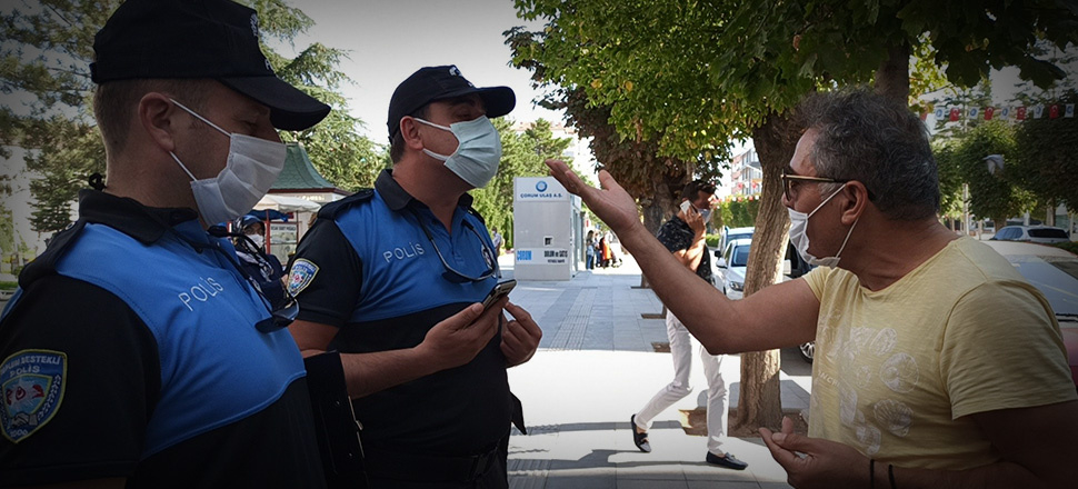 Maske takmadığı için ceza kesen polise beddua etti!