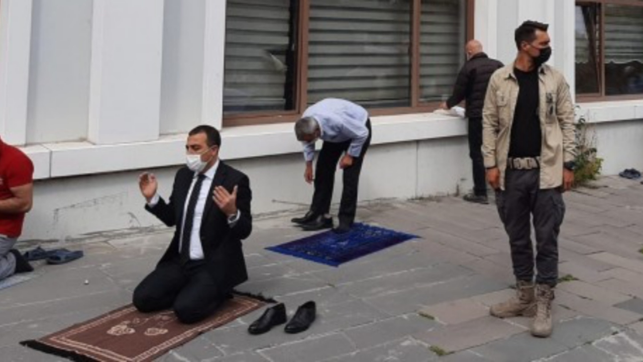 Vali Öksüz'den belediye önünde namaz