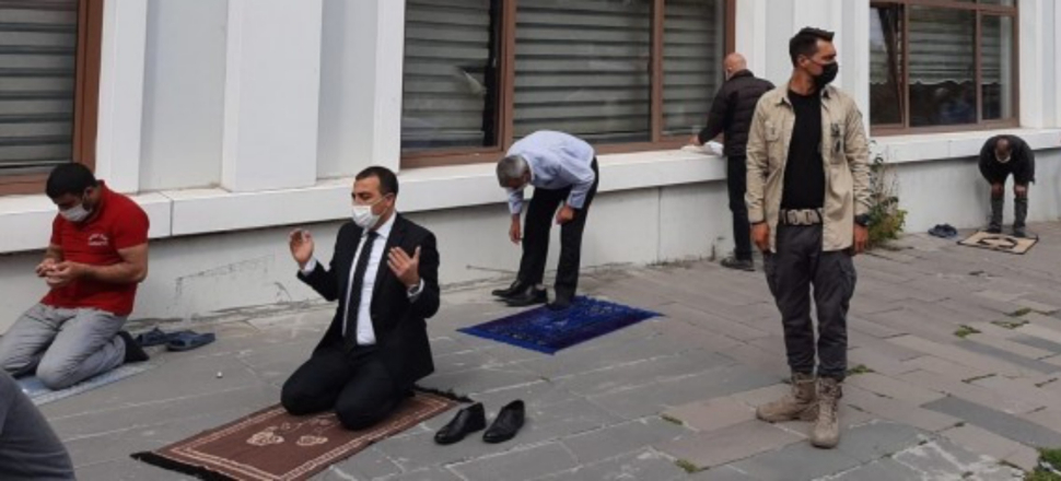 Vali Öksüz'den belediye önünde namaz