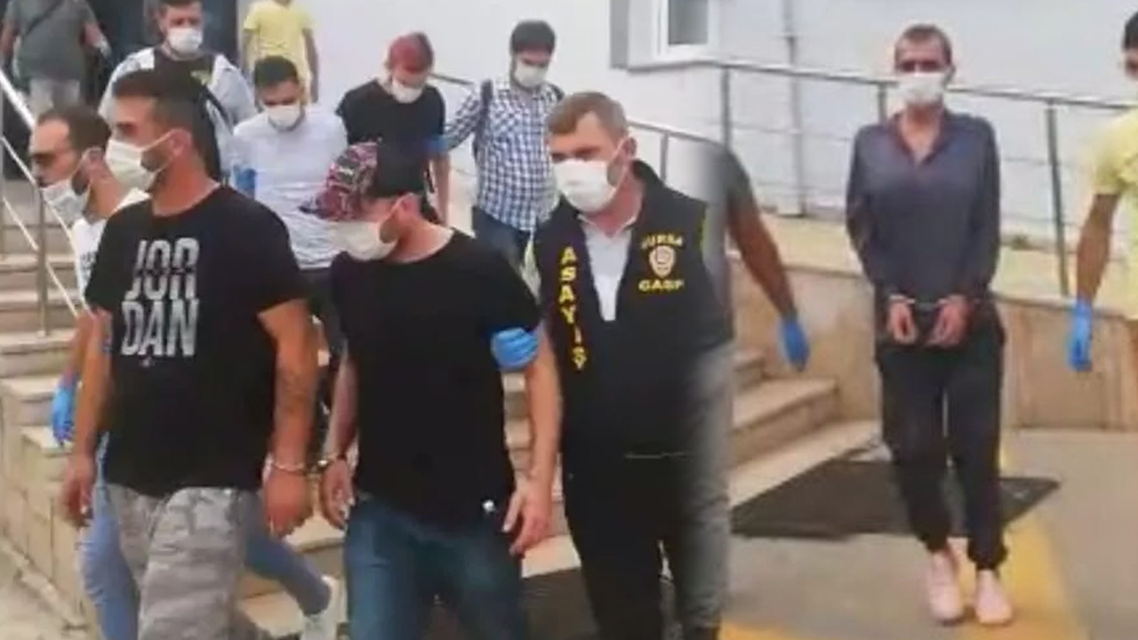 20 bin lirasını ve aracını gasp ettikten sonra hamama götürüp tövbe ettirdiler!