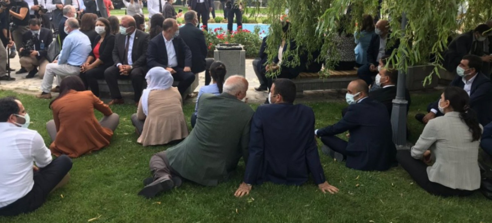 HDP'liler çimende oturmayı tercih etti