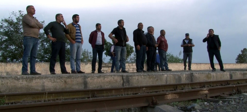Tren istasyonunda umutlu bekleyiş: Bize miras kalan topraklarımız lazım