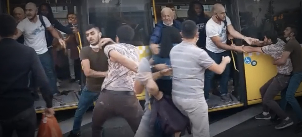 Yabancı uyruklu şahıslarla durakta birbirlerine girdiler!