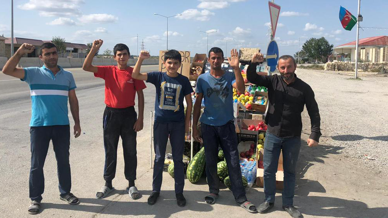 Azerbaycan'da cepheye giden askere duygu dolu destek: Asker Payı!