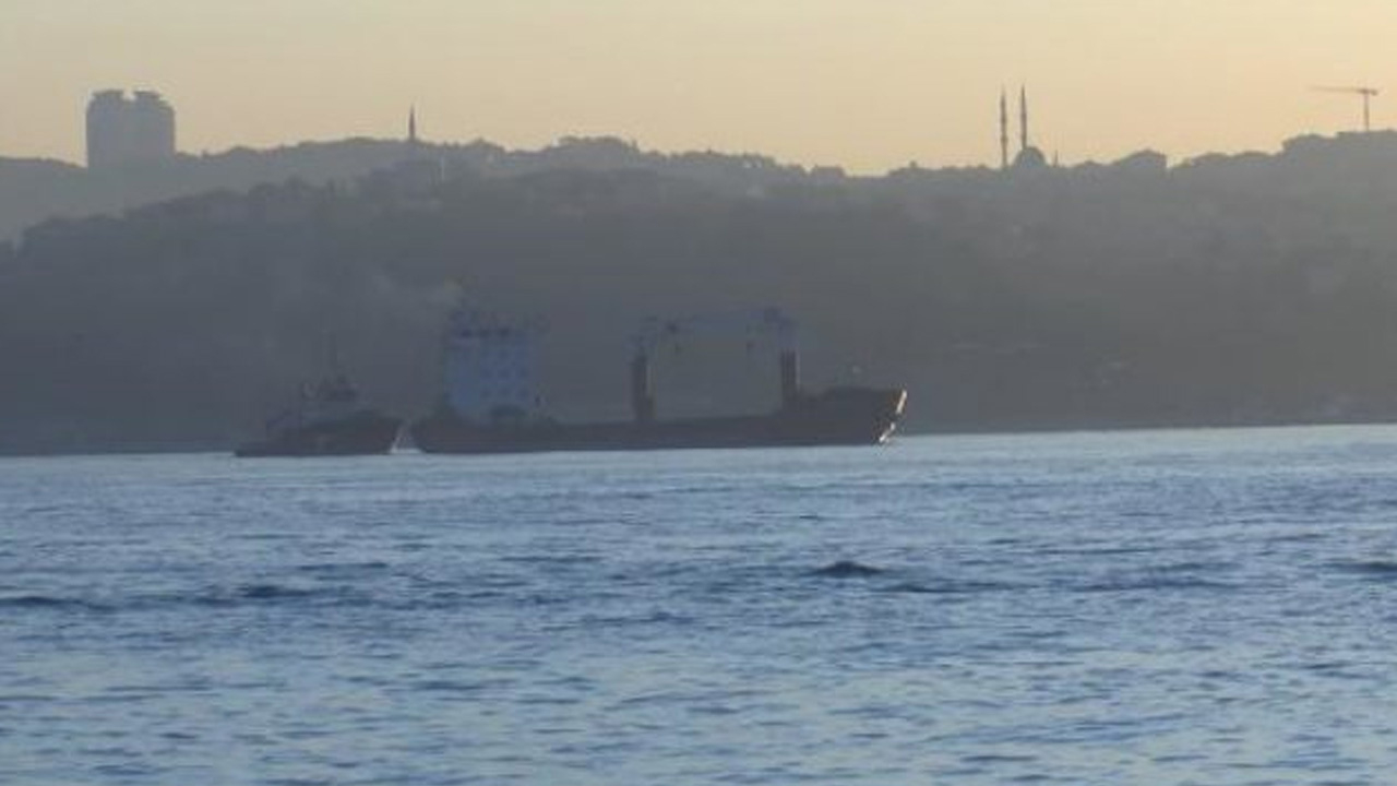 İstanbul Boğazı'nda arızalanan gemi sürüklendi!