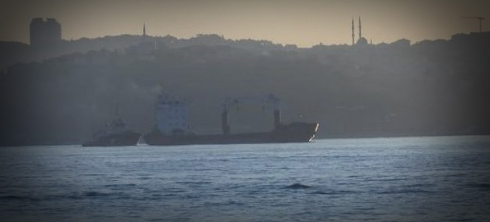 İstanbul Boğazı'nda arızalanan gemi sürüklendi!