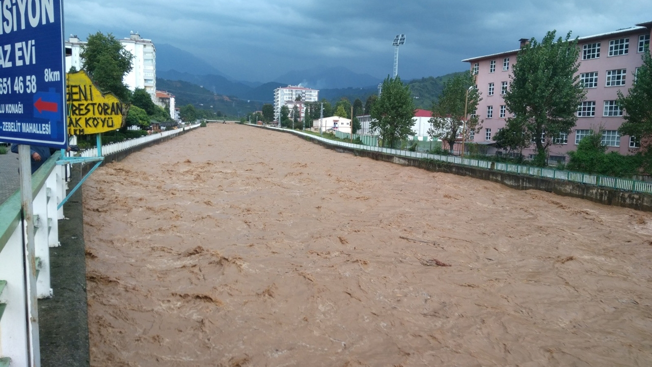 Rize'de 20 köy yolu ulaşıma kapandı
