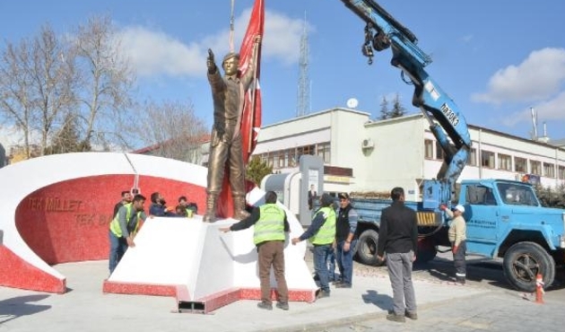Memleketine heykeli dikildi...