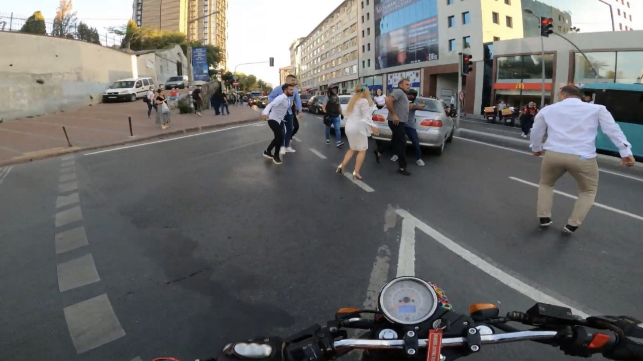 İstanbul trafiğinde yumruklar konuştu!