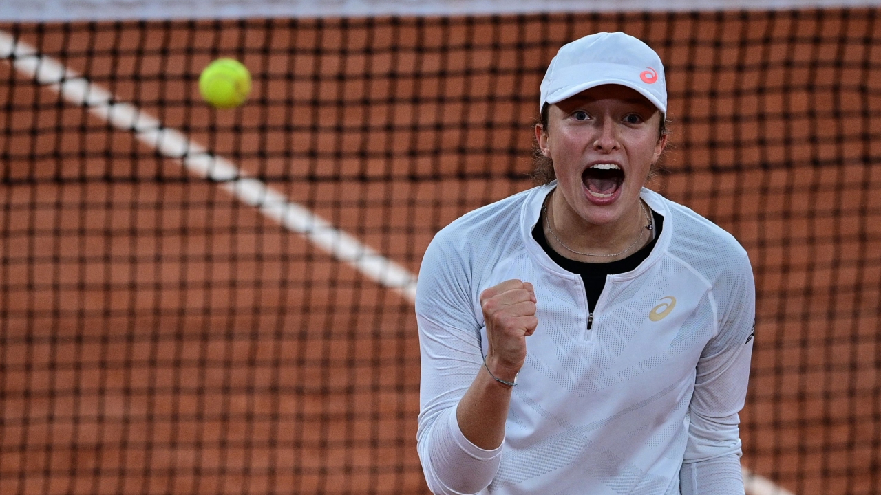 Iga Swiatek, Simona Halep'i korttan sildi