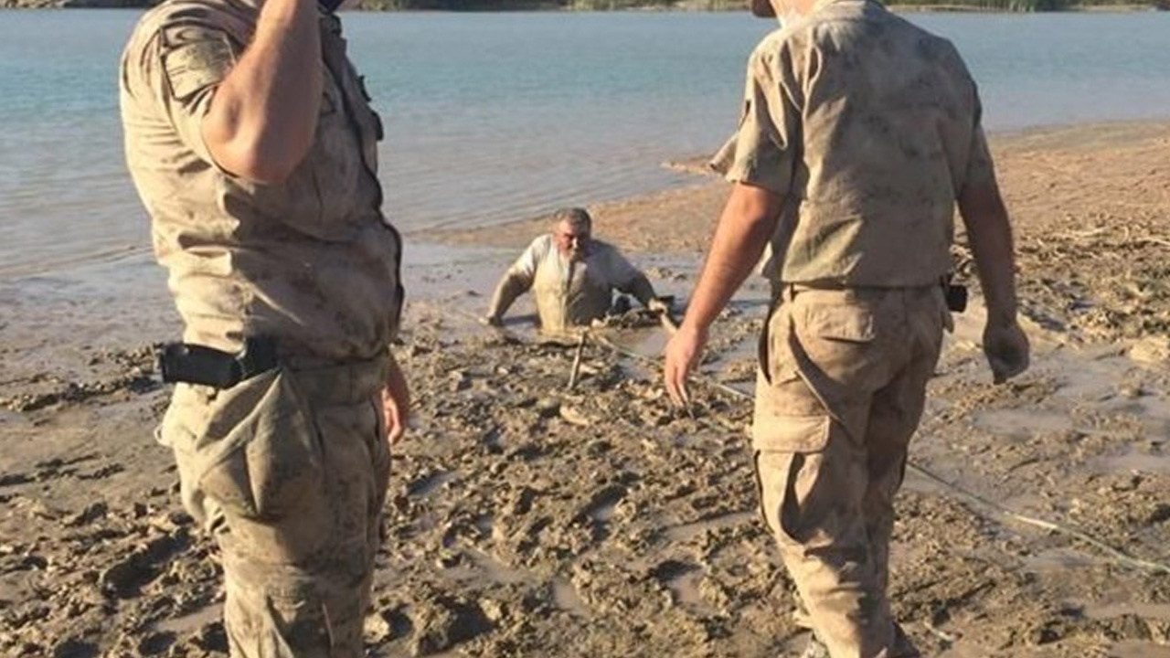 Keçisini kurtarmak isterken bataklığa saplandı!