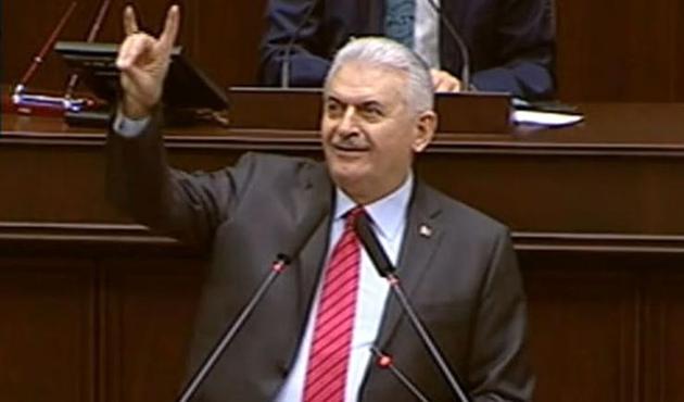 Başbakan'dan grup toplantısında bozkurt işareti!