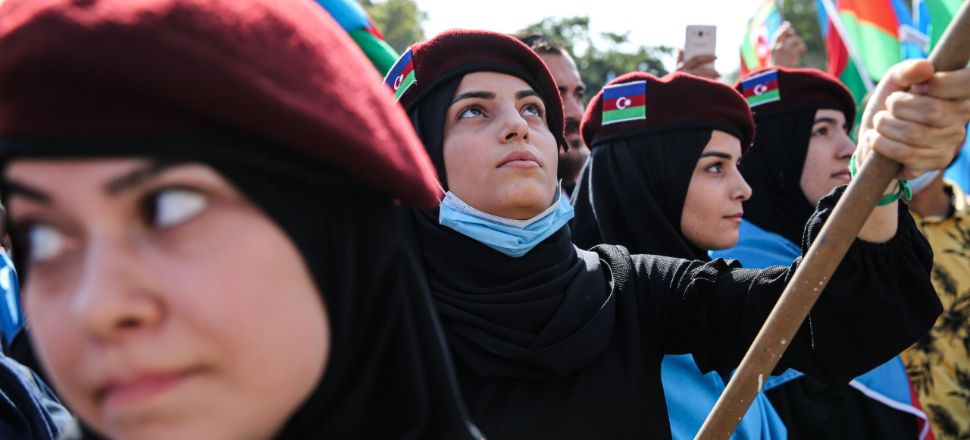 Azerbaycan bayrağını kapan koştu