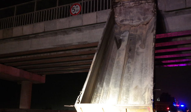 Bursa'da akıl almaz kaza! Açık bırakılan damper  3'e ayrıldı