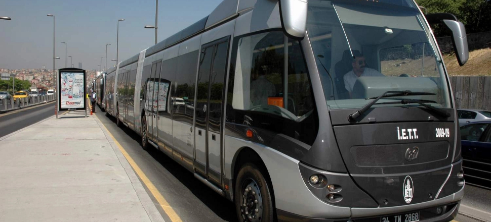 Metrobüs gidiyor, troleybüs geliyor!