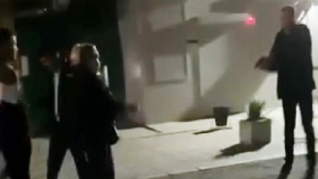 Polis, üzerine yürüyen genci böyle vurdu