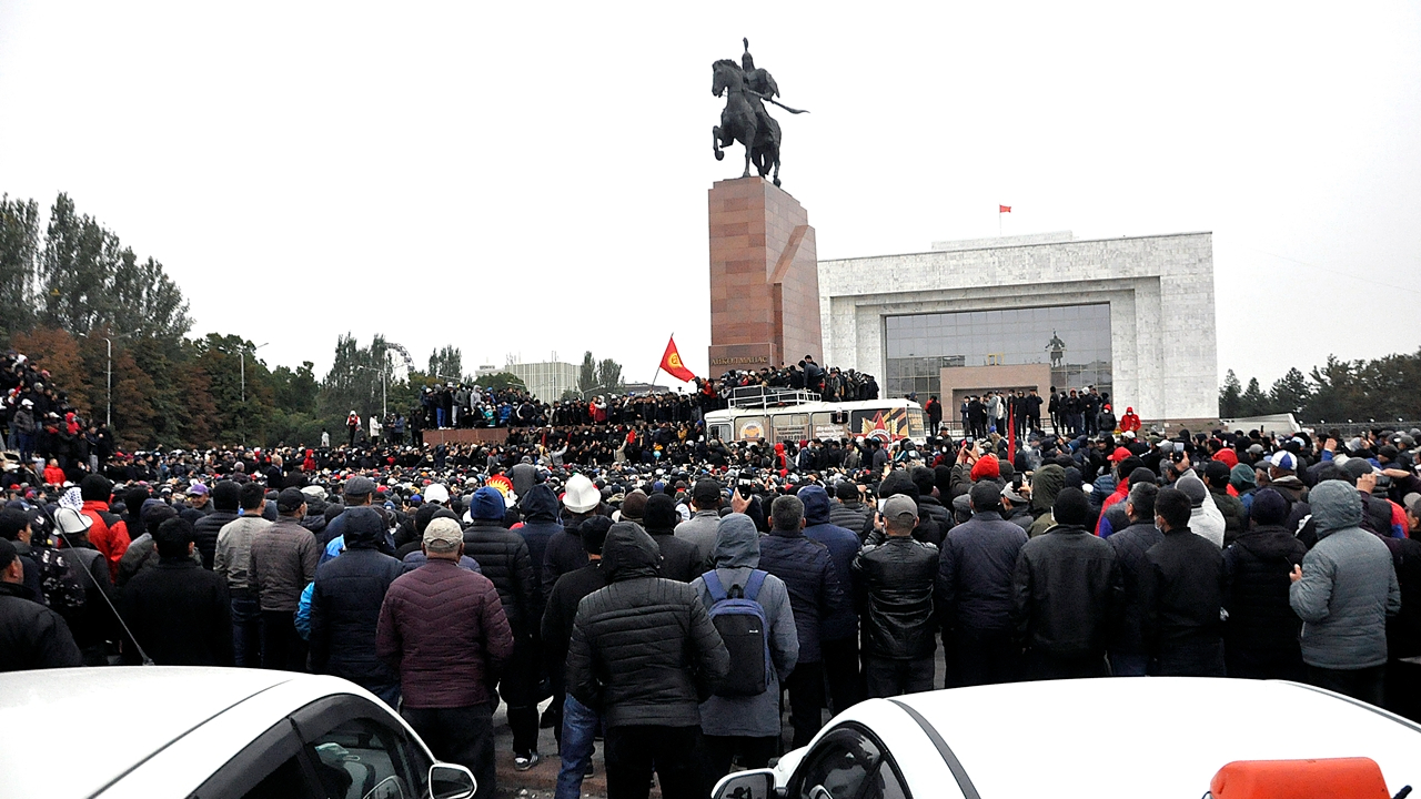 Başbakan ve Meclis Başkanı istifa etti