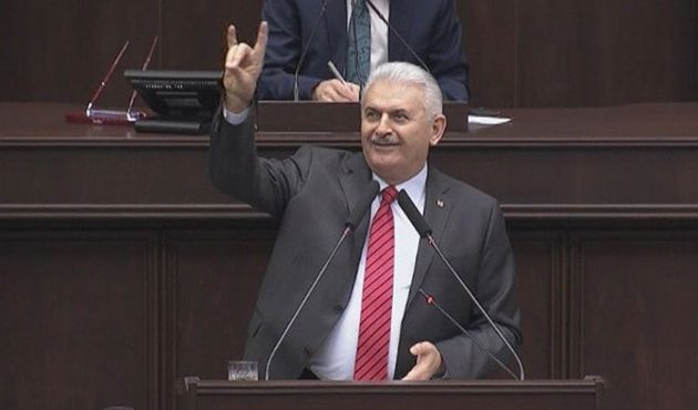 Başbakan neden bozkurt işareti yaptığını açıkladı!