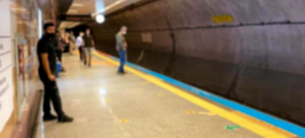 Metro raylarına atlayan kişi ağır yaralandı
