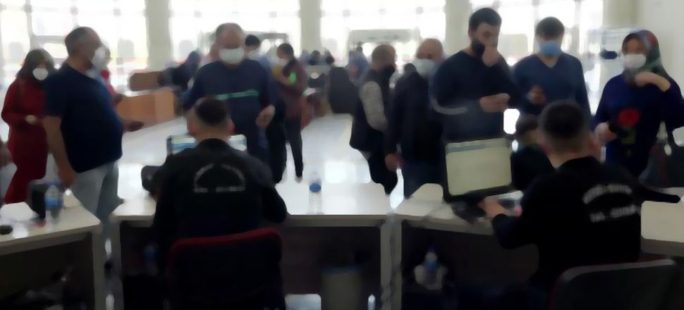 Biri koronavirüs hastası 11 kişi adliyeye girerken yakalandı