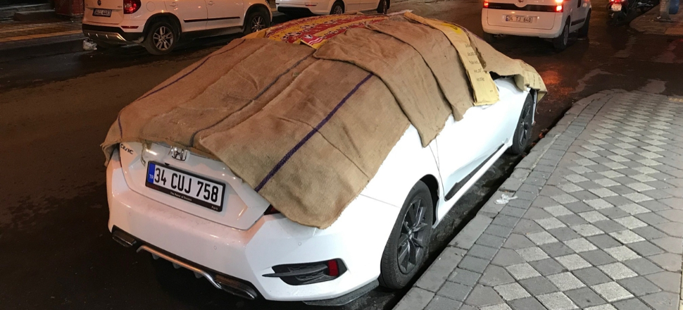 İstanbul'da vatandaşlardan 'dolu' önlemi