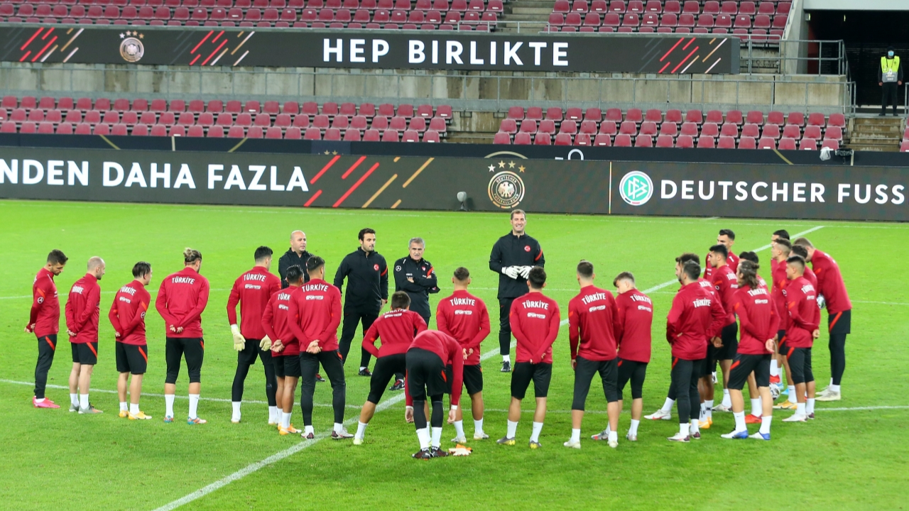 Almanya-Türkiye maçının 11'leri belli oldu
