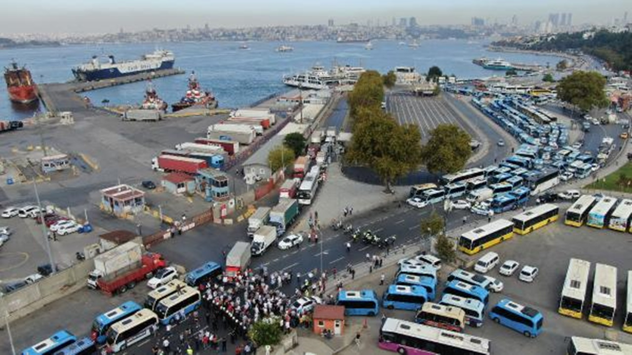 İBB'ye gitmeye çalışan minibüsçülere müdahale