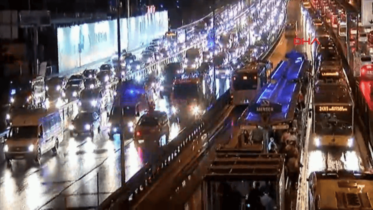 Merter'de metrobüsler çarpıştı! Yaralılar var...