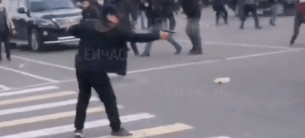 Eski Cumhurbaşkanı Atambayev'in aracına kurşun