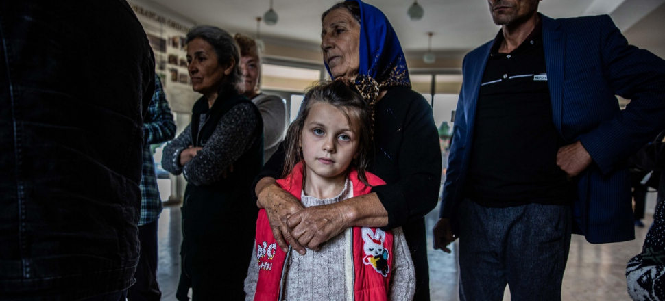 Azerbaycanlılar okullara sığınıyor
