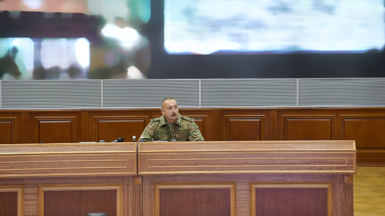 Başkomutan Aliyev üniformayı giydi