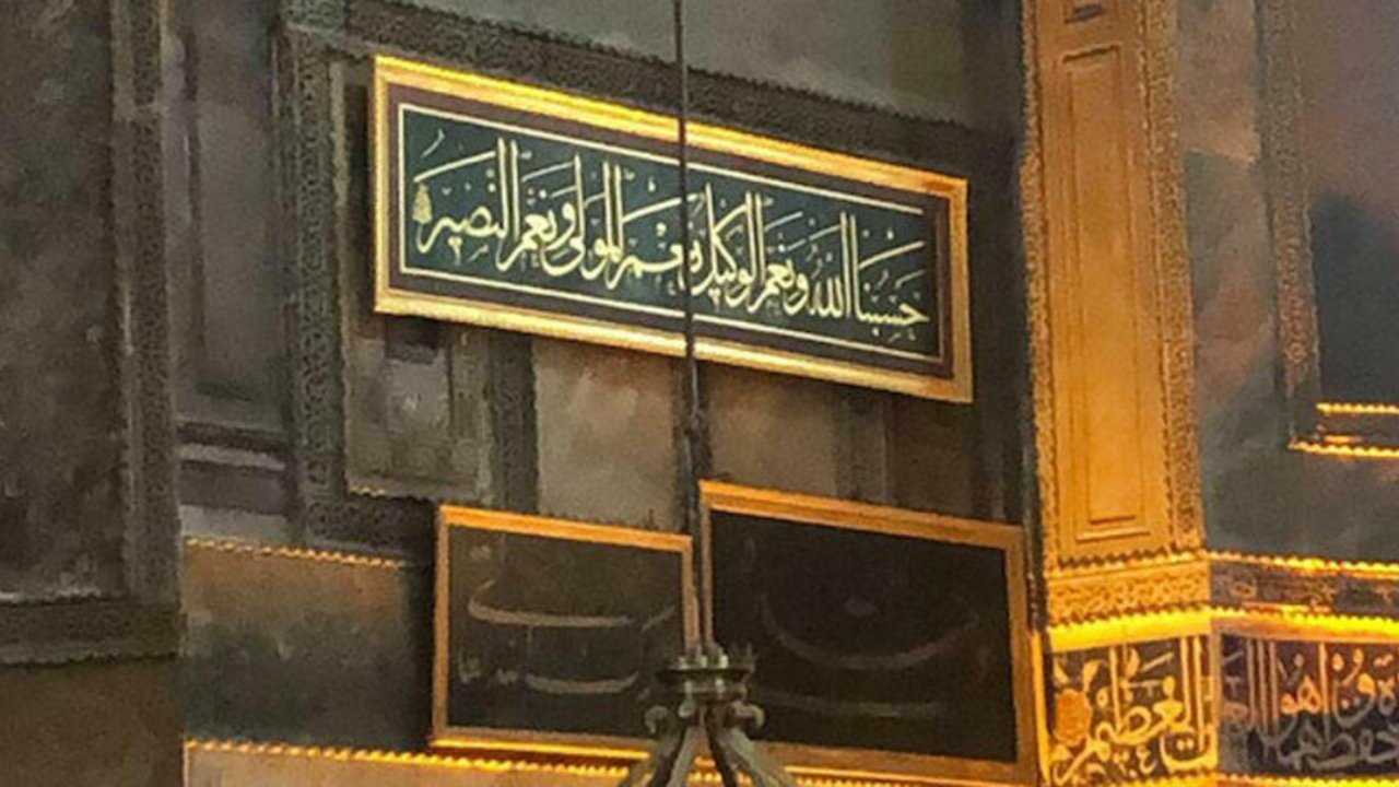 Ayasofya Camii'ne 2 anlamlı hat