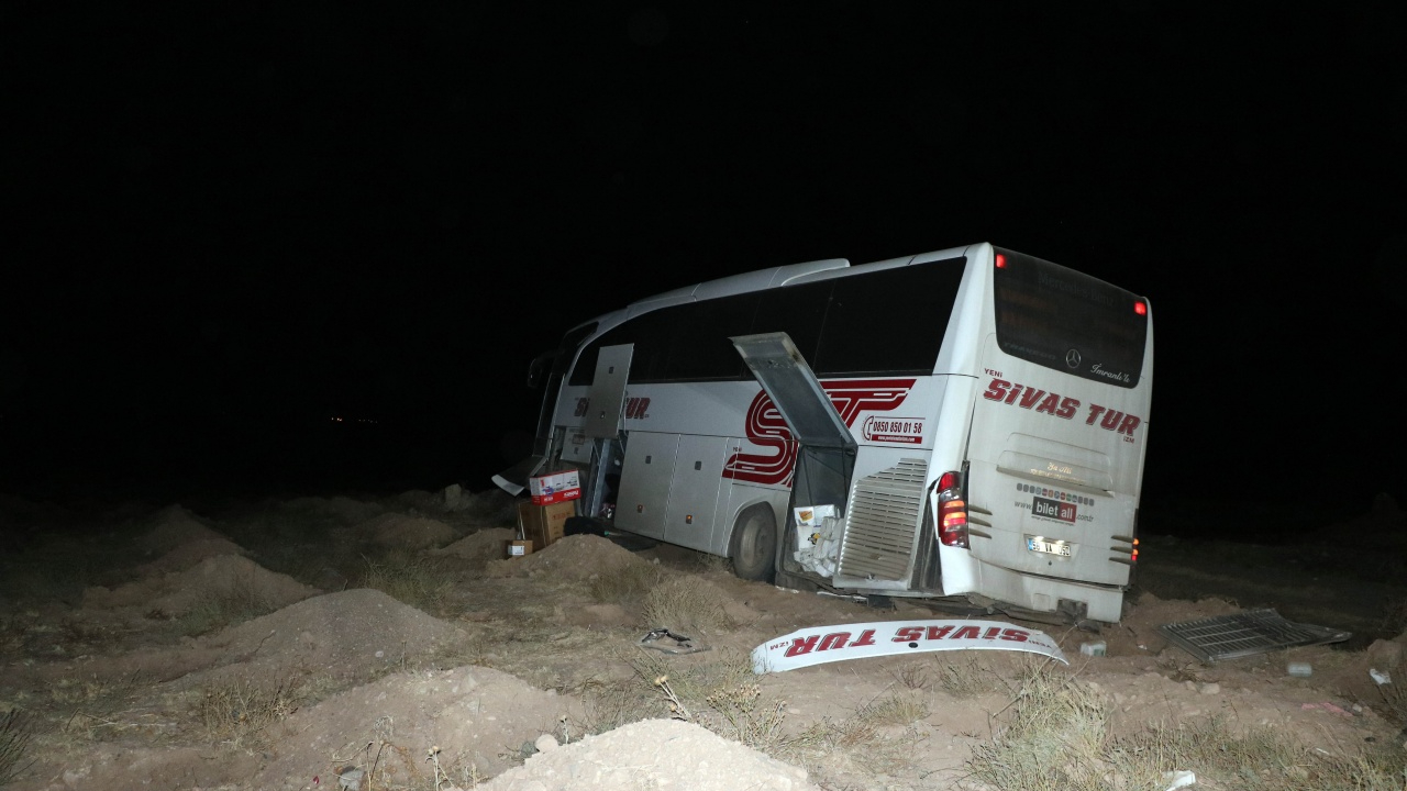 Yozgat'ta yolcu otobüsü şarampole yuvarlandı