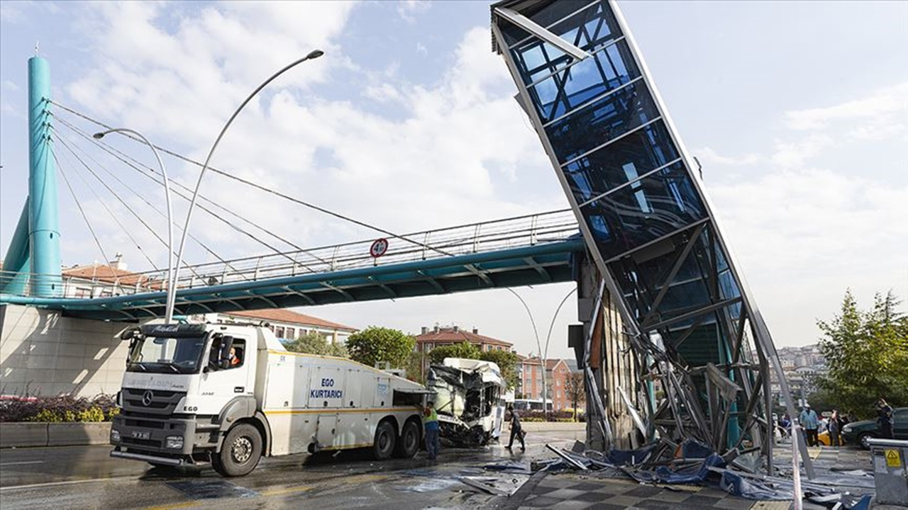 Ankara'da belediye otobüsü üst geçit asansörüne çarptı