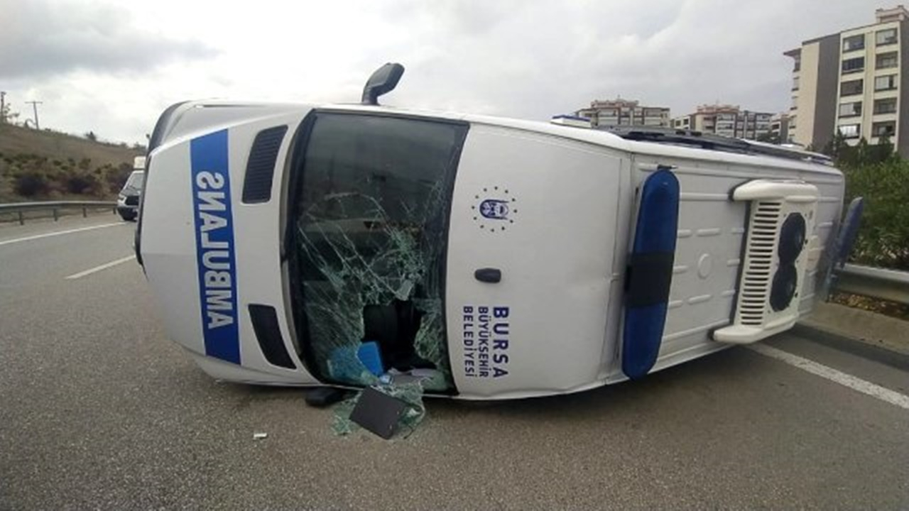 Bursa'da feci kaza! Ambulans takla attı