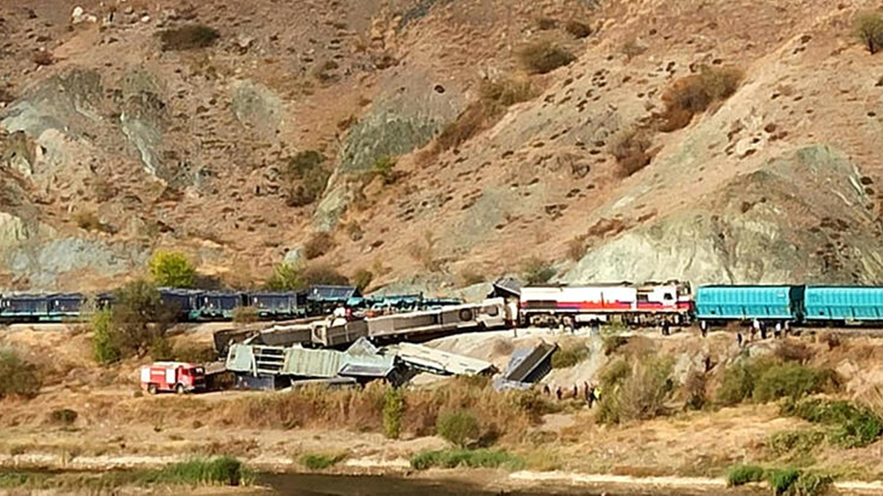 Ankara'da iki yük treni kafa kafaya çarpıştı